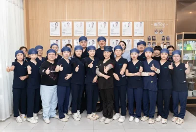 A posed group photo at Shanghai Ren’ai Hospital.