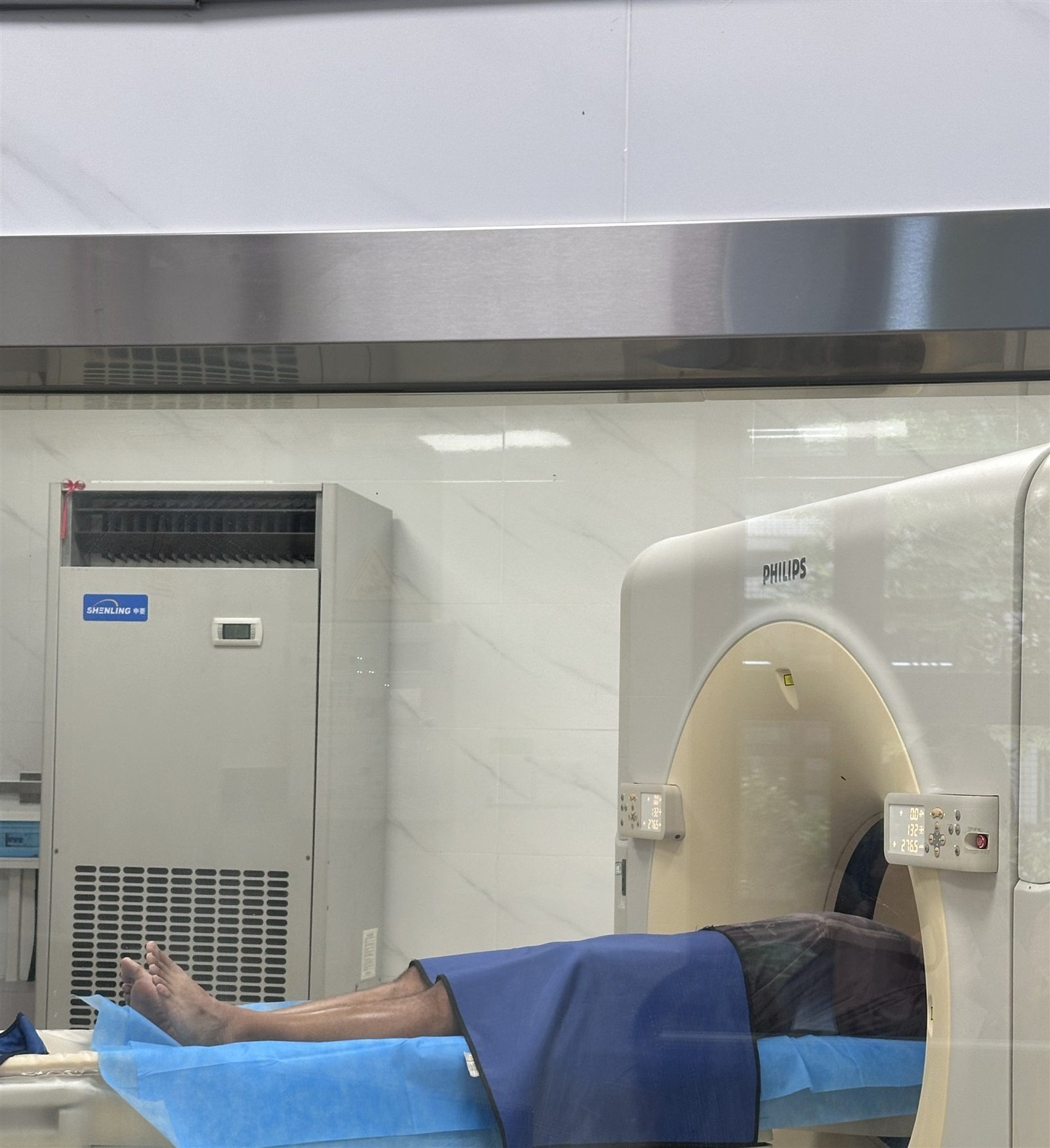 An imaging examination during the UK visitor’s Shenzhen check-up