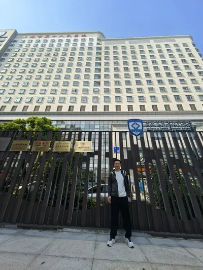 Steven outside Shanghai Tenth People’s Hospital